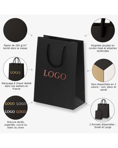 Zoom sur la finition cuivrée à chaud du sac cadeau noir Antarell petit format