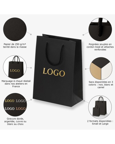 Gros plan sur le marquage doré à chaud du sac cadeau noir petit format Antarell