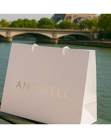 Sac cadeau blanc petit format Antarell personnalisé doré utilisé lors d’un mariage