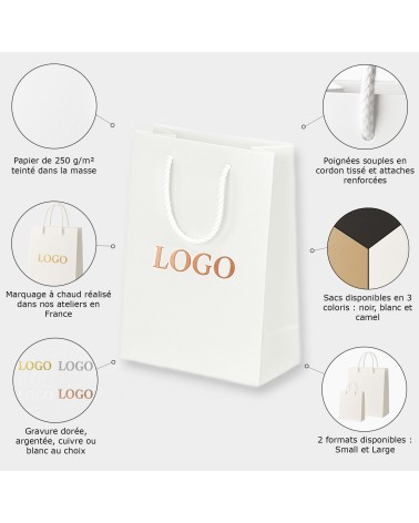 Zoom sur la finition cuivrée du marquage à chaud du sac cadeau blanc Antarell grand format