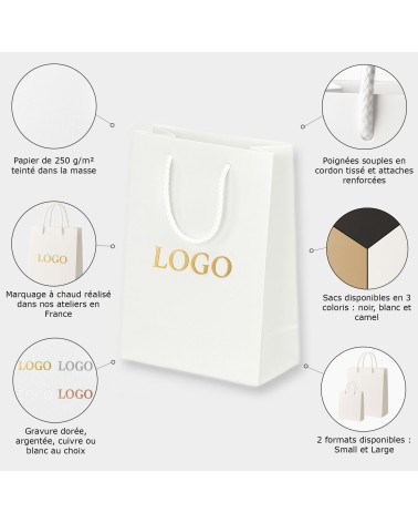 Gros plan sur le marquage doré à chaud du sac cadeau blanc petit format Antarell