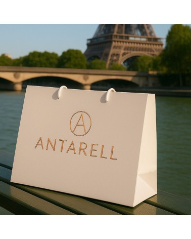 Sac cadeau blanc petit format Antarell personnalisé cuivré présenté en boutique