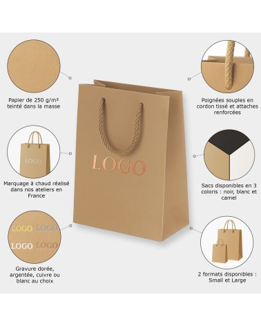 Zoom sur la finition cuivrée du marquage à chaud du sac cadeau camel Antarell grand format