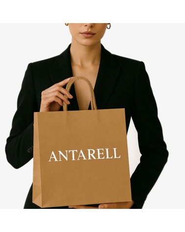Sac cadeau camel grand format Antarell personnalisé blanc mis en avant lors d’un évènement d'entreprise