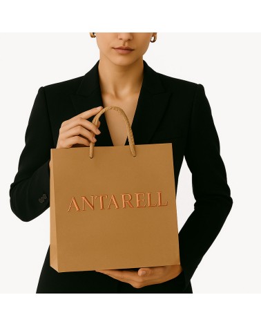 Sac cadeau camel petit format Antarell personnalisé cuivré présenté en boutique