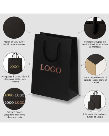 Zoom sur la finition cuivrée du marquage à chaud du sac cadeau noir Antarell grand format
