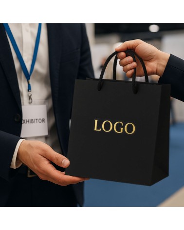 Sac cadeau noir grand format Antarell personnalisé doré utilisé lors d’un baptême